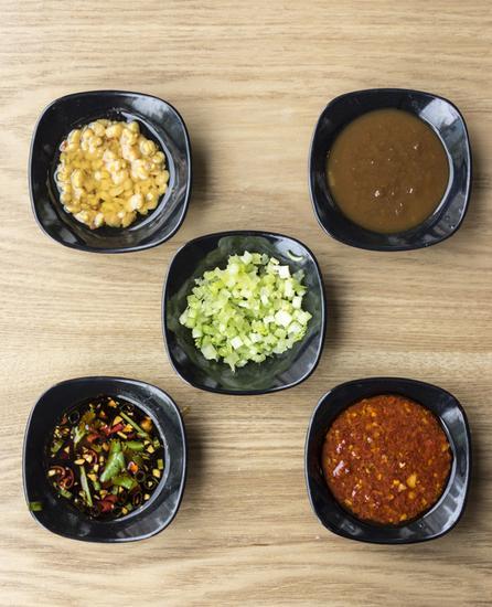 配合火锅的酱料也都是店内自制,有沙茶酱、鲜酱油、黄豆酱、辣椒酱等