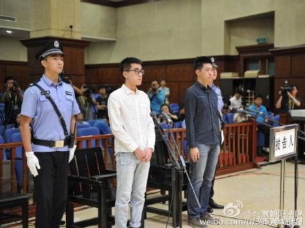 两名被告在庭审现场(白衣为于某,黑衣为唐某某)