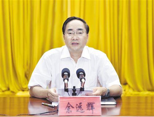 5月18日下午,自治区党委常委、市委书记余远辉为我市党员干部讲“三严三实”教育专题党课 。 本报记者陈卓凡 摄