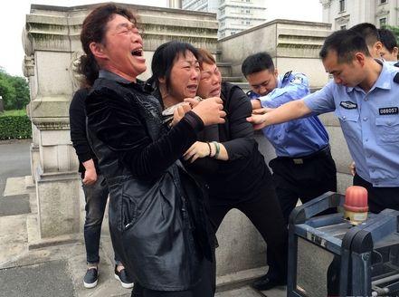 执刑前,连恩青的父母和妹妹均被法院人员从温岭市人民法院门口接到温岭市看守所进行见面,但其他亲属如叔叔、姨娘、姑姑等多名直系亲属均被拒见最后一面。东方IC