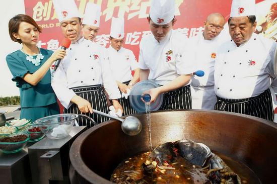 20大厨联合挑战鱼头王