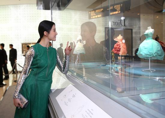 著名演员刘亦菲参观《迪奥剧院》展览