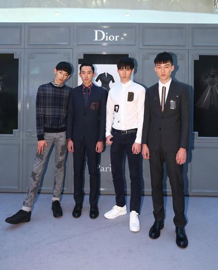 身着DIOR HOMME秋季系列的男模们:李进 龙亚群 赵庆贺 孙艺峰(从左至右)