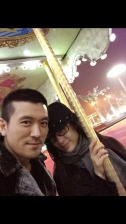 杨子为黄圣依庆生 同坐旋转木马(资料图)