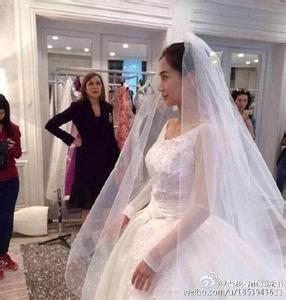 网友拍到baby试婚纱