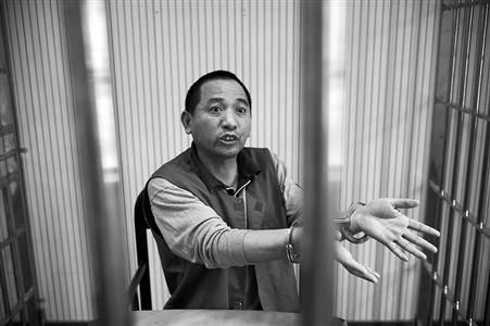 面对镜头,犯罪嫌疑人谢仁良依然坚称自己是“张健平”。