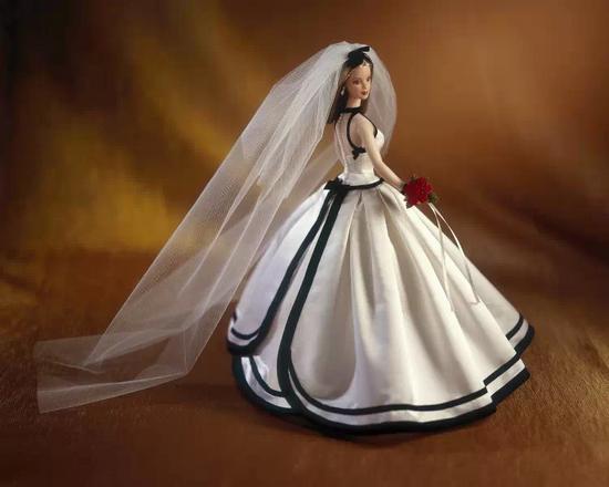未婚并不妨碍Barbie拥有几十件婚纱