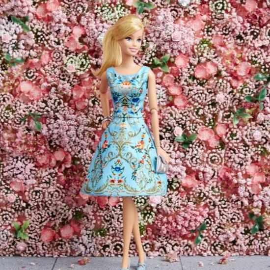 Barbie小姐身穿Oscar da le Renta印花裙现身花海之中