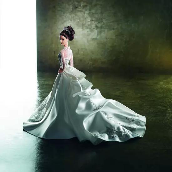 身穿美国设计师Reem Acra婚纱裙的Barbie