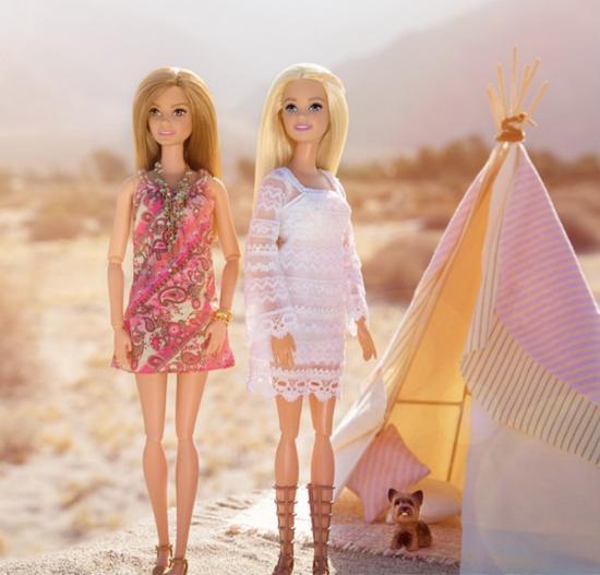 穿白色蕾丝裙的Barbie