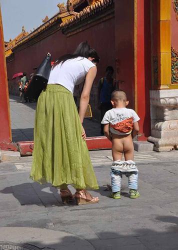 女游客带男童在故宫随地小便