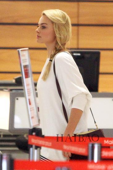 玛歌特·罗比 (Margot Robbie) 绑麻花辫身穿白色宽松T