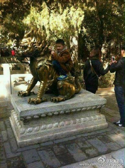故宫露天文物被曝遭游客蹂躏 不文明行为难禁