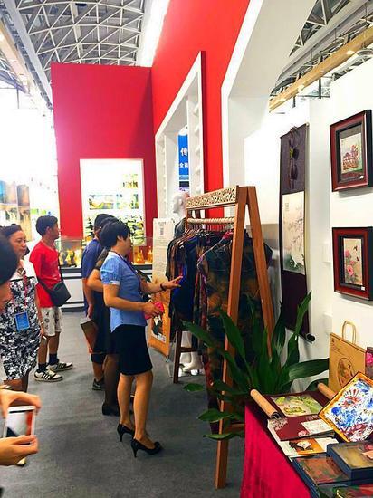 其他展馆的工作人员也过来参观,并对香云纱惊叹不已