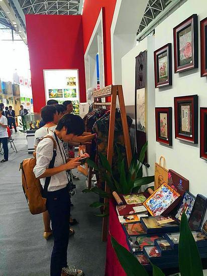 不少年轻人都对香云纱制品很感兴趣并驻足观看