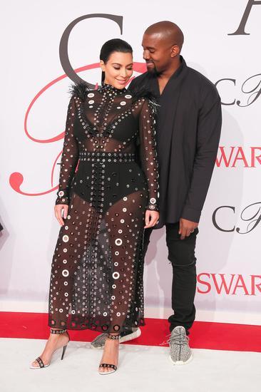 坎大山夫妇亮相2015 CFDA颁奖礼红毯