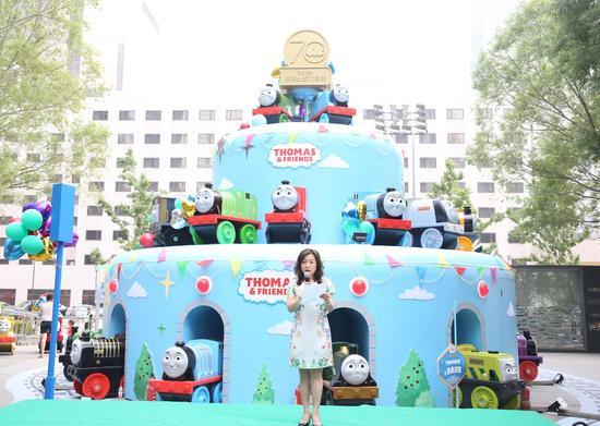 国贸商城总监梁小丹女士致开幕词