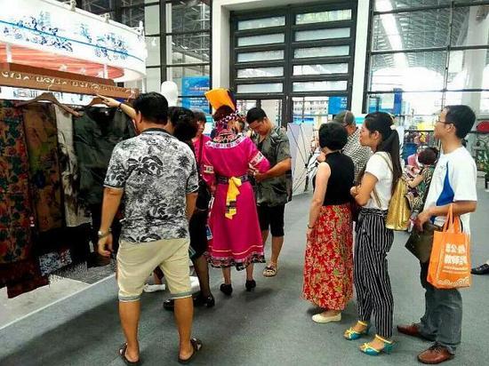 泰国华侨精心挑选香云纱服饰