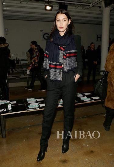 贝拉-哈迪德 (Bella Hadid)身穿黑色套装