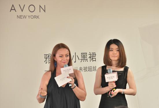 小黑裙创香团队的首席评香师Delphine Roussel(左)