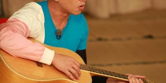 跑男2邓超江一燕联盟作战 现场大秀琴艺