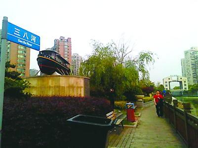洋泾港河畔已竖起“三八河”的标牌。