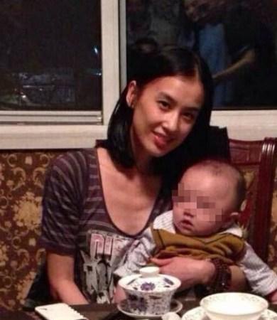 疑似黄圣依爱子照片曝光(资料图)