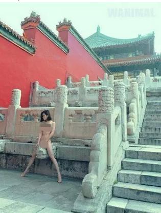 女模特骑螭首裸拍