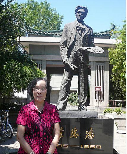 廖静文在徐悲鸿纪念馆徐悲鸿雕像前