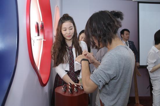 “傲娇学员”现场体验红妍肌活精华露75ML限量版