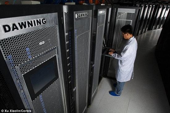 科学家还认为,存储在所有现在动植物DNA分子中的基因信息足以达到一百万兆台超级计算机的处理能力上限。图为上海超级计算机中心的曙光5000A超级计算机(Dawning 5000A)