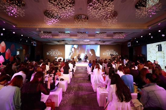 Bobbi Brown 女士与品牌中国区总经理Shirley女士对话中国10周年历程
