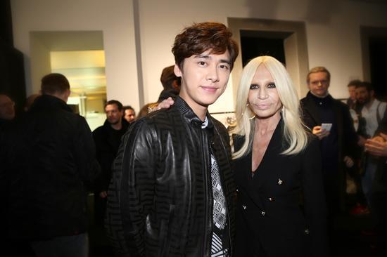 与范思哲设计总监Donatella Versace合影