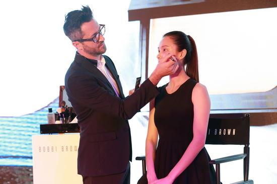 BOBBI BROWN 亚太区彩妆总监Kai Vinson 演绎全新舒盈轻润两用粉饼