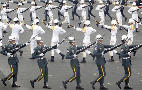 台湾阅兵式上的“三军仪仗队”