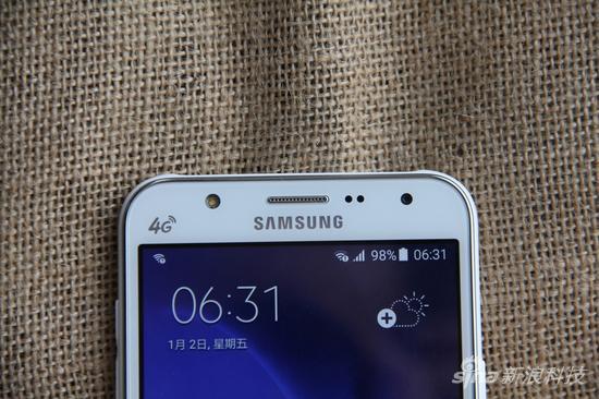 三星Galaxy J7顶部