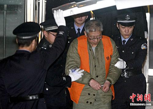 资料图:杨一民(穿橙色马夹者)。中新社发 张浩 摄。