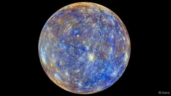 经过色彩强化处理的水星全球图像,不同色彩代表不同的地表成分