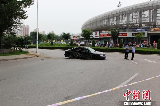 事故现场拉上警戒线。