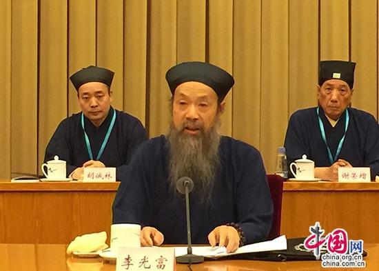 中国道教协会会长李光富在闭幕会上讲话。