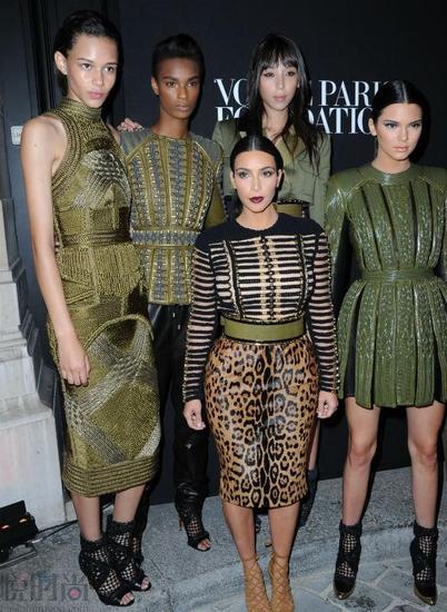 穿Balmain 豹纹半裙的Kim Kardashian