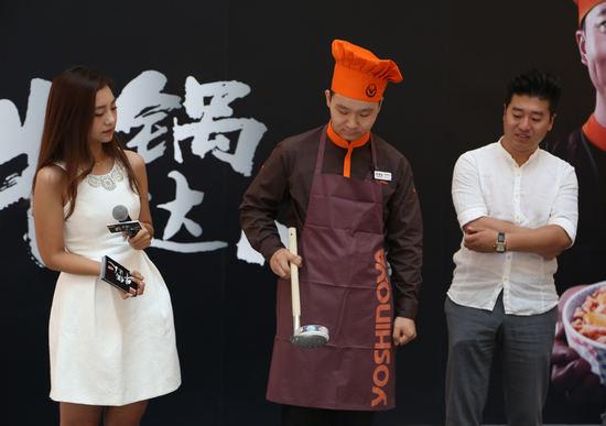 天津牛锅达人代表刘焕喜展现转勺技艺