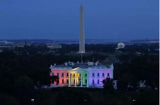 图片来源于白宫官网www.whitehouse.gov,仅作内容说明之用 (据悉,六色彩虹旗是同性恋平权运动常用的象征标志,旗帜上的红、橙、黄、绿、蓝、紫六种颜色分别代表生命、复原、太阳、自然、和谐、灵魂,象征着同性恋社群的多元化)