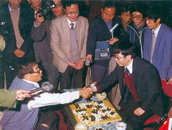 第一届中日围棋擂台赛 聂卫平胜藤泽秀行(资料图)