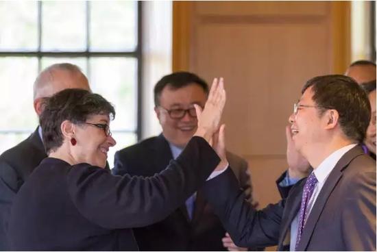 清华大学校长邱勇与美国华盛顿大学校长科斯击掌庆祝GIX学院成立。