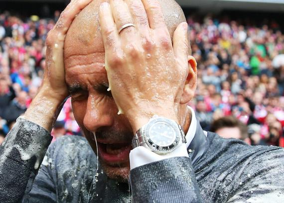 资料图:瓜帅德甲夺冠庆典上被泼