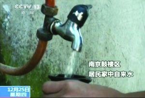 央视曝光南京自来水中检出抗生素、部分养鸭户滥用抗生素。