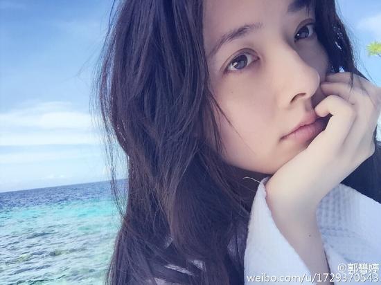 6月27日 郭碧婷微博晒出素颜私房照