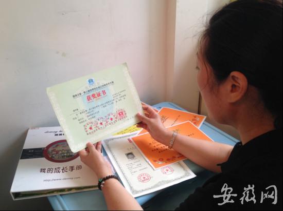 思念小宝的时候,李女士就一遍遍整理孩子留在家里的物品。