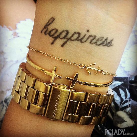 左手腕内侧的“happiness”(幸福)